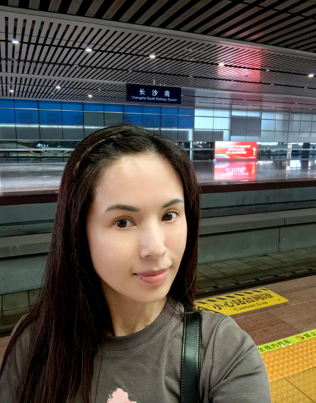 57岁李若彤独自高铁通勤，香港到长沙仅3.5小时，为中国速度点赞！插图1