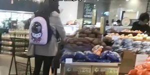 王祖贤在温哥华被撞见啦！一个人背着狗狗逛商场，好身材超抢眼，经常去拜佛呢！缩略图